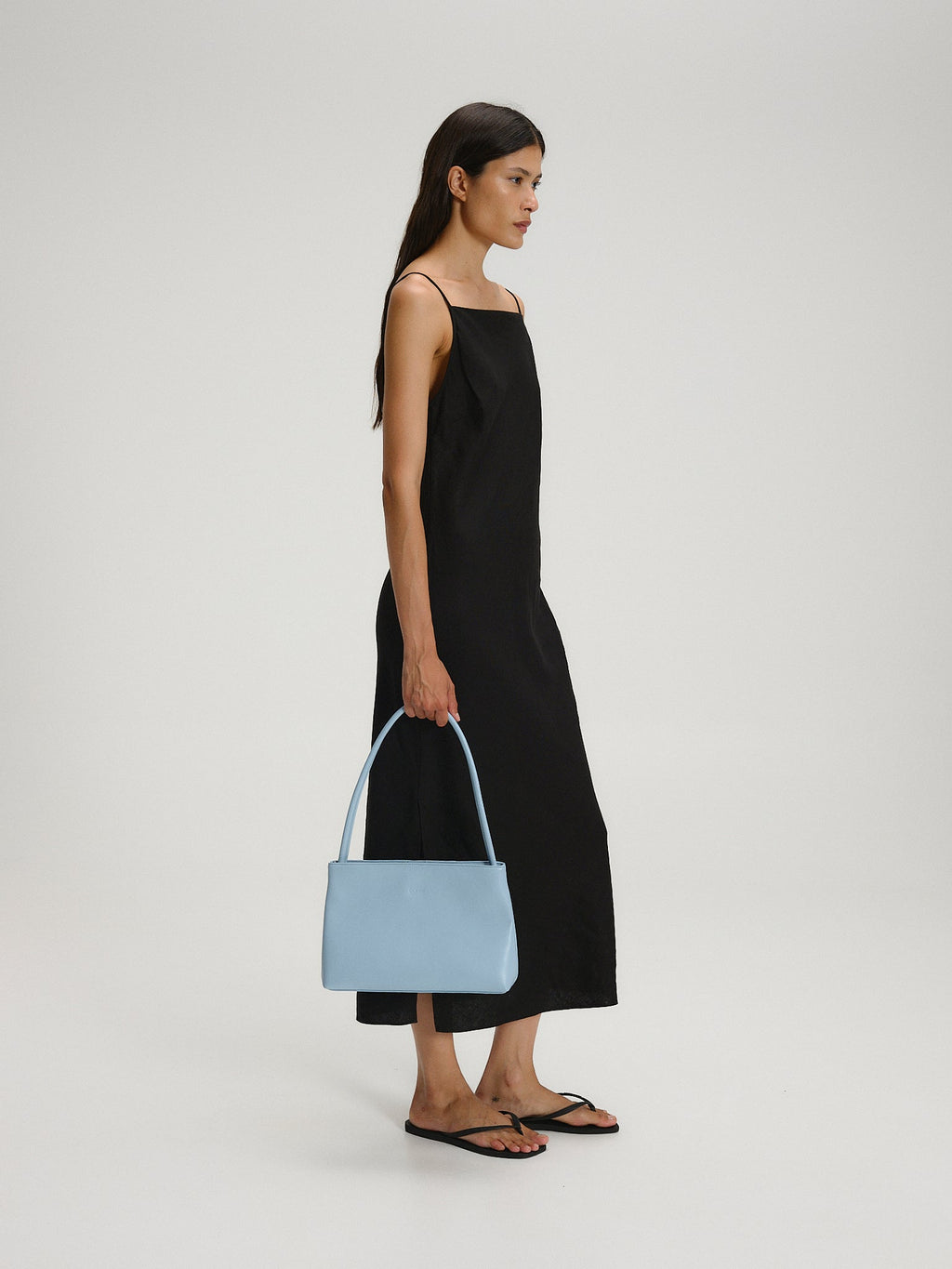Sac Pina – Sac à bandoulière compact en cuir végétalien, lignes épurées et silhouette intemporelle