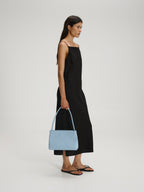 Sac Pina – Sac à bandoulière compact en cuir végétalien, lignes épurées et silhouette intemporelle