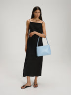 Sac Pina – Sac à bandoulière compact en cuir végétalien, lignes épurées et silhouette intemporelle
