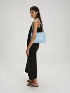 Sac Pina – Sac à bandoulière compact en cuir végétalien, lignes épurées et silhouette intemporelle