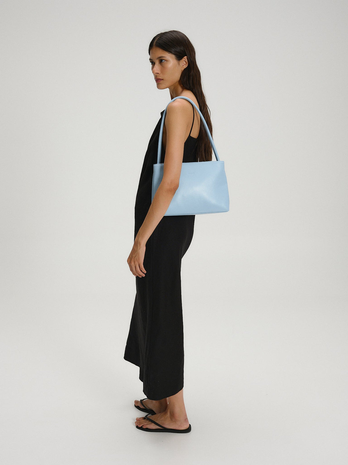 Sac Pina – Sac à bandoulière compact en cuir végétalien, lignes épurées et silhouette intemporelle