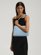 Sac Pina – Sac à bandoulière compact en cuir végétalien, lignes épurées et silhouette intemporelle