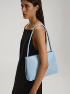 Sac Pina – Sac à bandoulière compact en cuir végétalien, lignes épurées et silhouette intemporelle