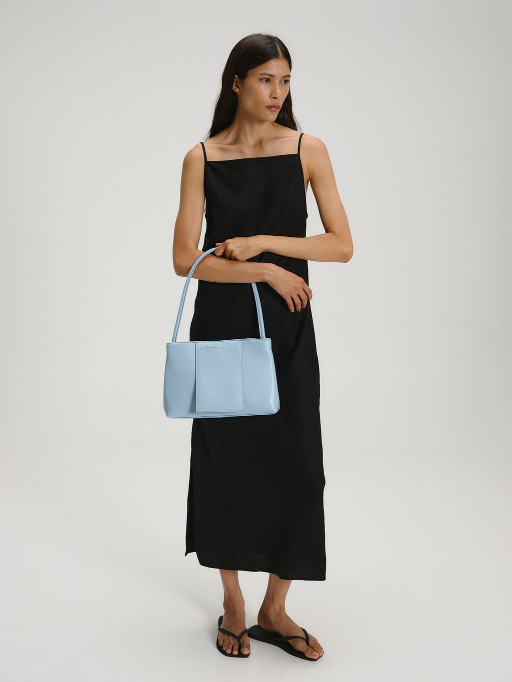 Sac Pina – Sac à bandoulière compact en cuir végétalien, lignes épurées et silhouette intemporelle