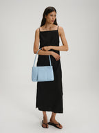 Sac Pina – Sac à bandoulière compact en cuir végétalien, lignes épurées et silhouette intemporelle