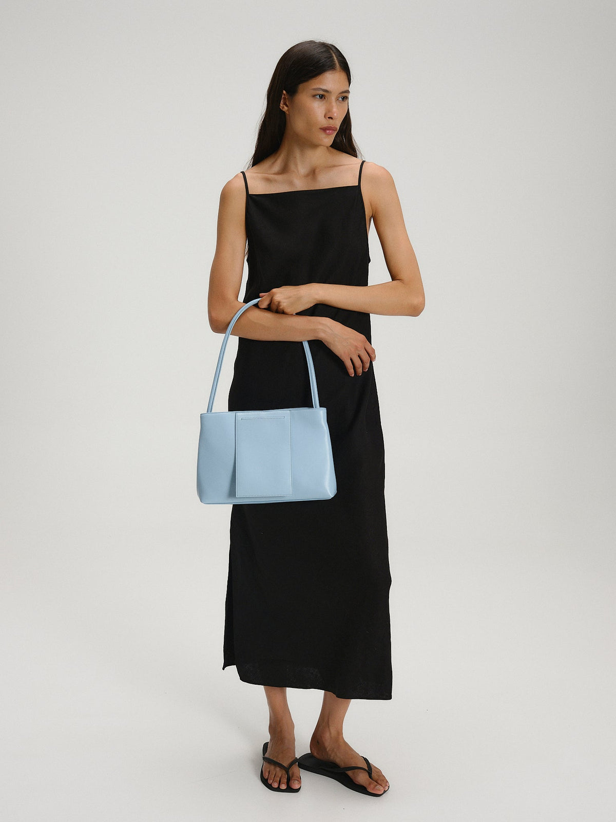 Sac Pina – Sac à bandoulière compact en cuir végétalien, lignes épurées et silhouette intemporelle