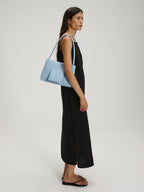 Sac Pina – Sac à bandoulière compact en cuir végétalien, lignes épurées et silhouette intemporelle