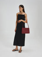 Sac Pina – Sac à bandoulière compact en cuir végétalien, lignes épurées et silhouette intemporelle