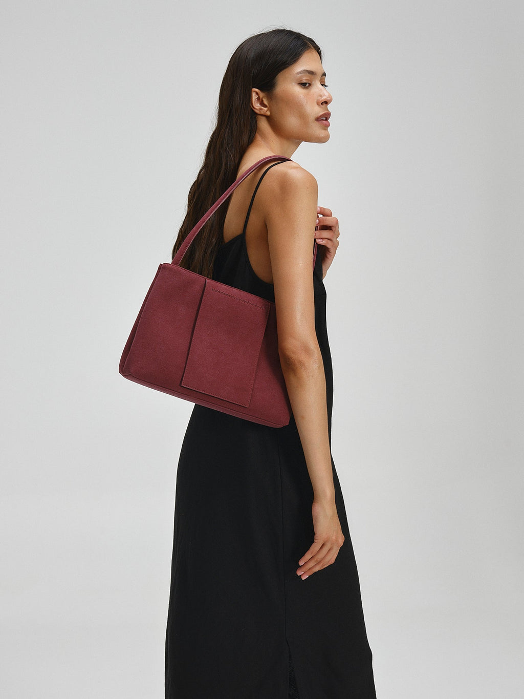 Sac Pina – Sac à bandoulière compact en cuir végétalien, lignes épurées et silhouette intemporelle