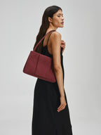 Sac Pina – Sac à bandoulière compact en cuir végétalien, lignes épurées et silhouette intemporelle