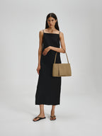 Sac Pina – Sac à bandoulière compact en cuir végétalien, lignes épurées et silhouette intemporelle