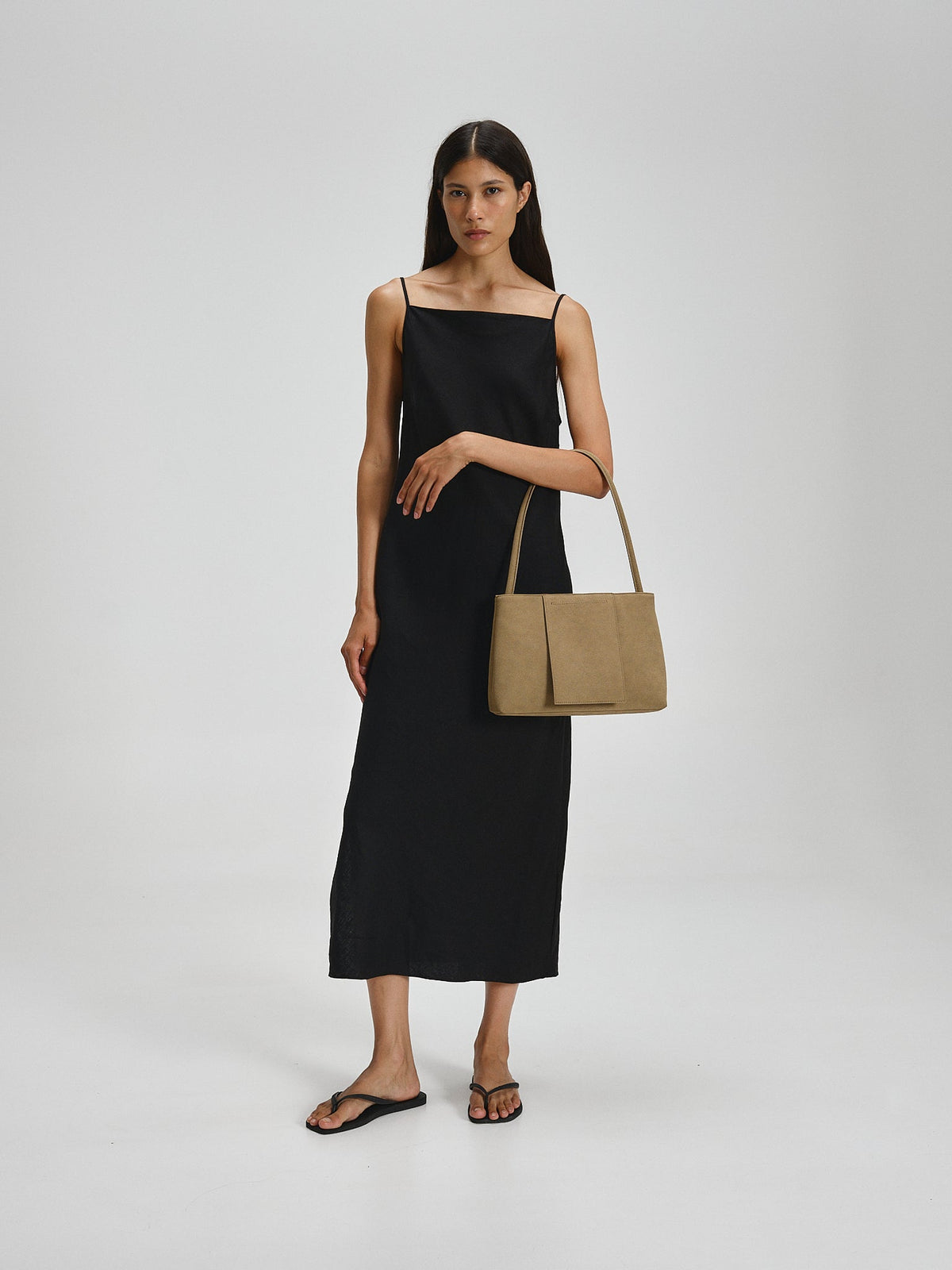 Sac Pina – Sac à bandoulière compact en cuir végétalien, lignes épurées et silhouette intemporelle
