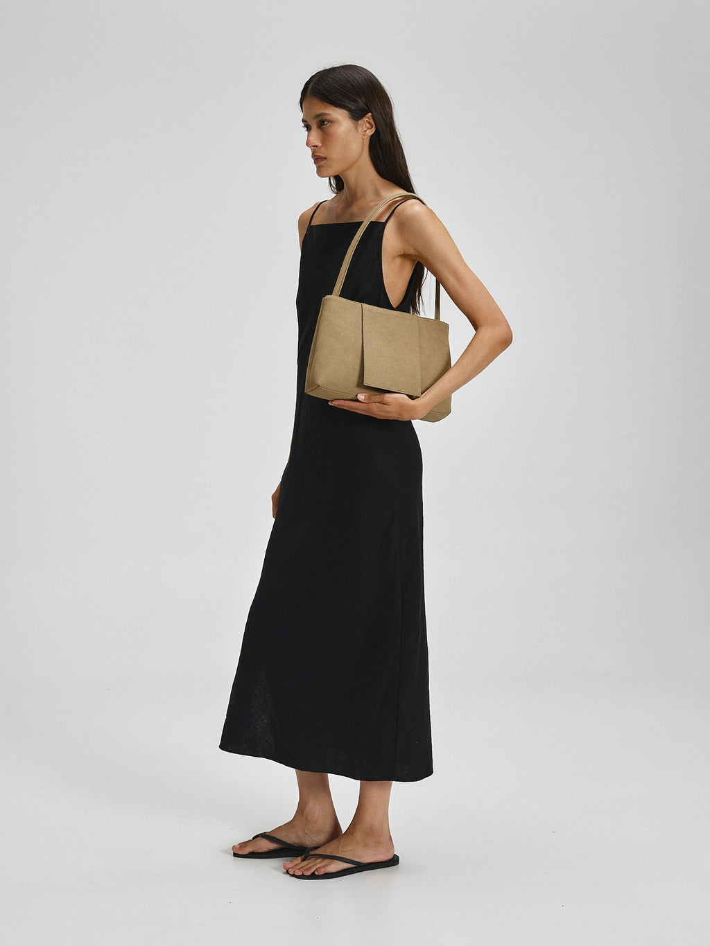 Sac Pina – Sac à bandoulière compact en cuir végétalien, lignes épurées et silhouette intemporelle