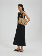 Sac Pina – Sac à bandoulière compact en cuir végétalien, lignes épurées et silhouette intemporelle
