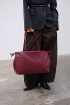 Sac Milos – Tote en cuir vegan souple, liens latéraux réglables, peut contenir votre ordinateur portable
