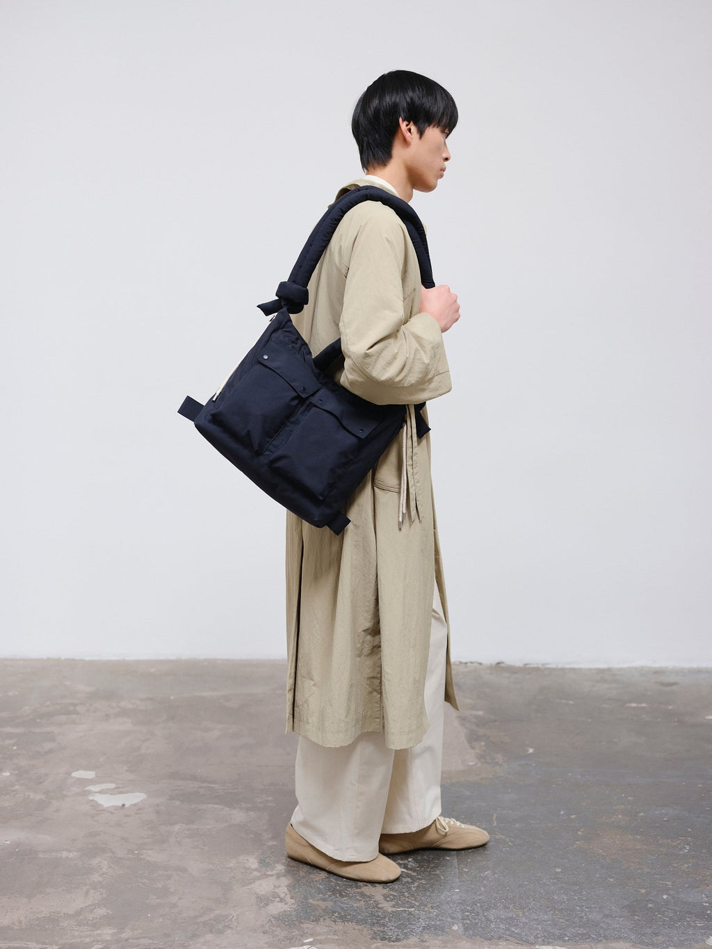 Sac matelassé inspiré de l'imperméable, deux grandes poches, sac à main, porté croisé ou sac à dos