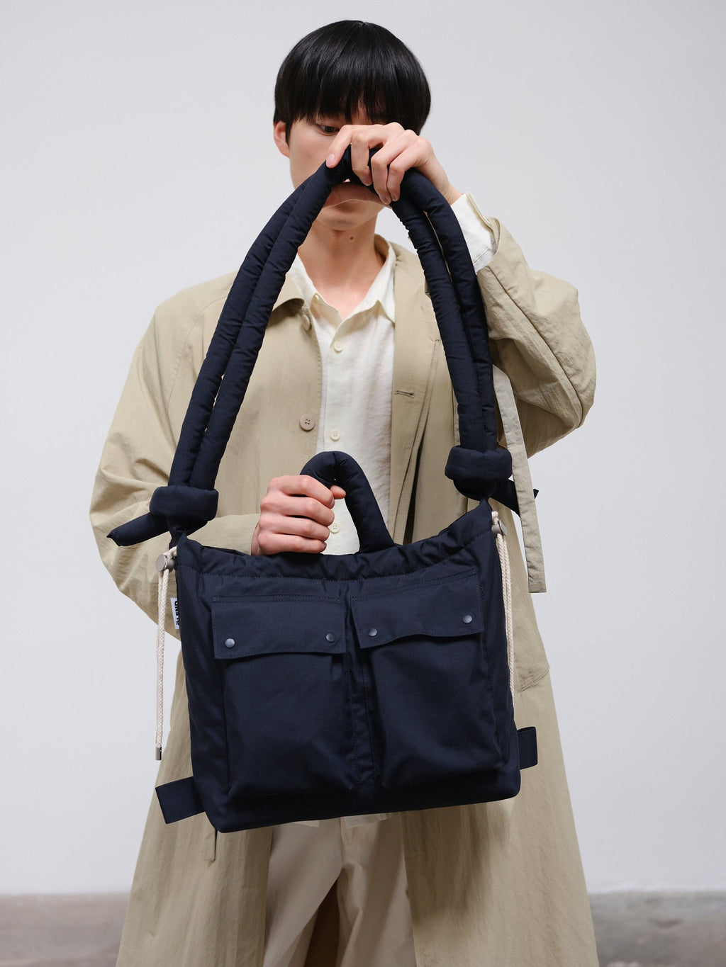 Sac matelassé inspiré de l'imperméable, deux grandes poches, sac à main, porté croisé ou sac à dos