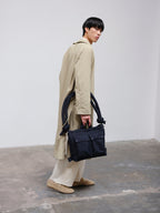 Sac matelassé inspiré de l'imperméable, deux grandes poches, sac à main, porté croisé ou sac à dos