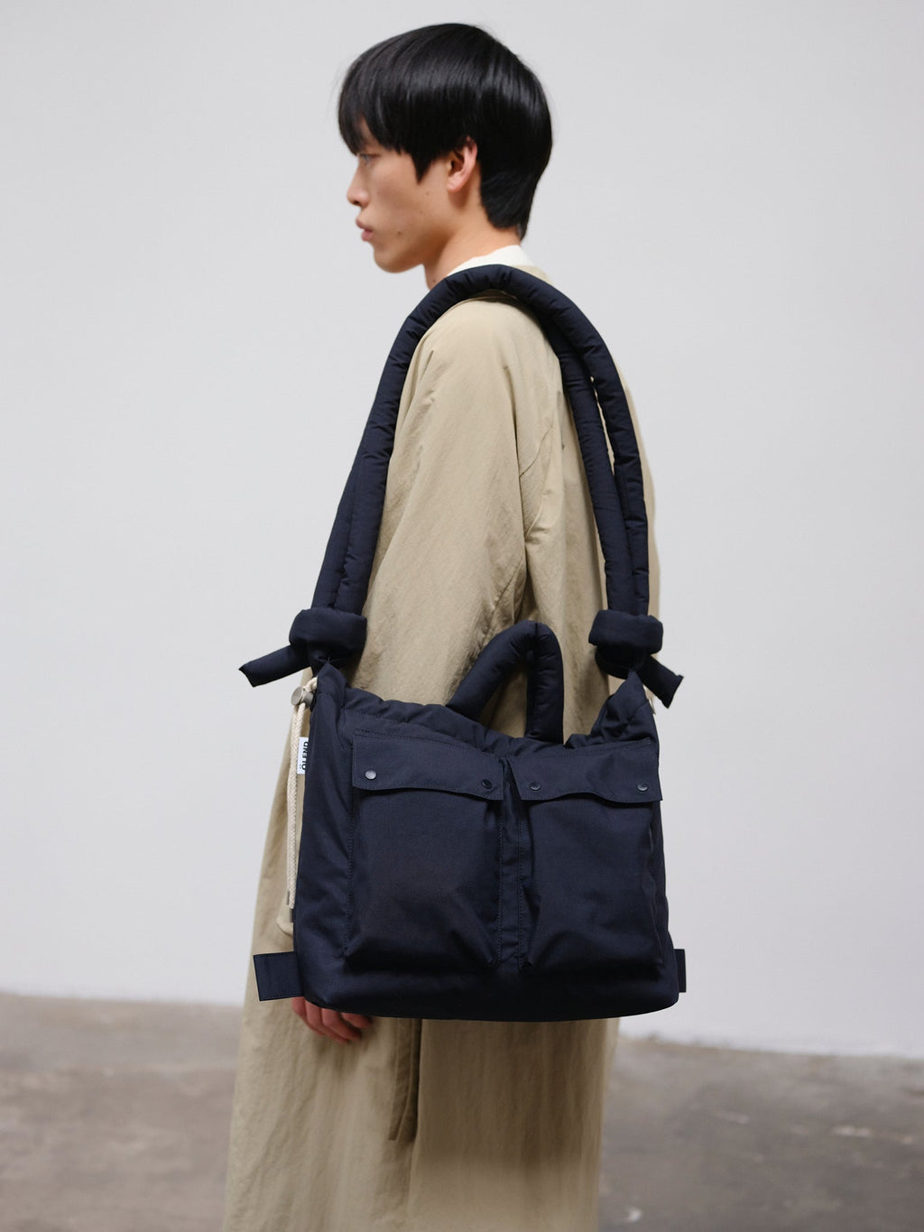 Sac matelassé inspiré de l'imperméable, deux grandes poches, sac à main, porté croisé ou sac à dos