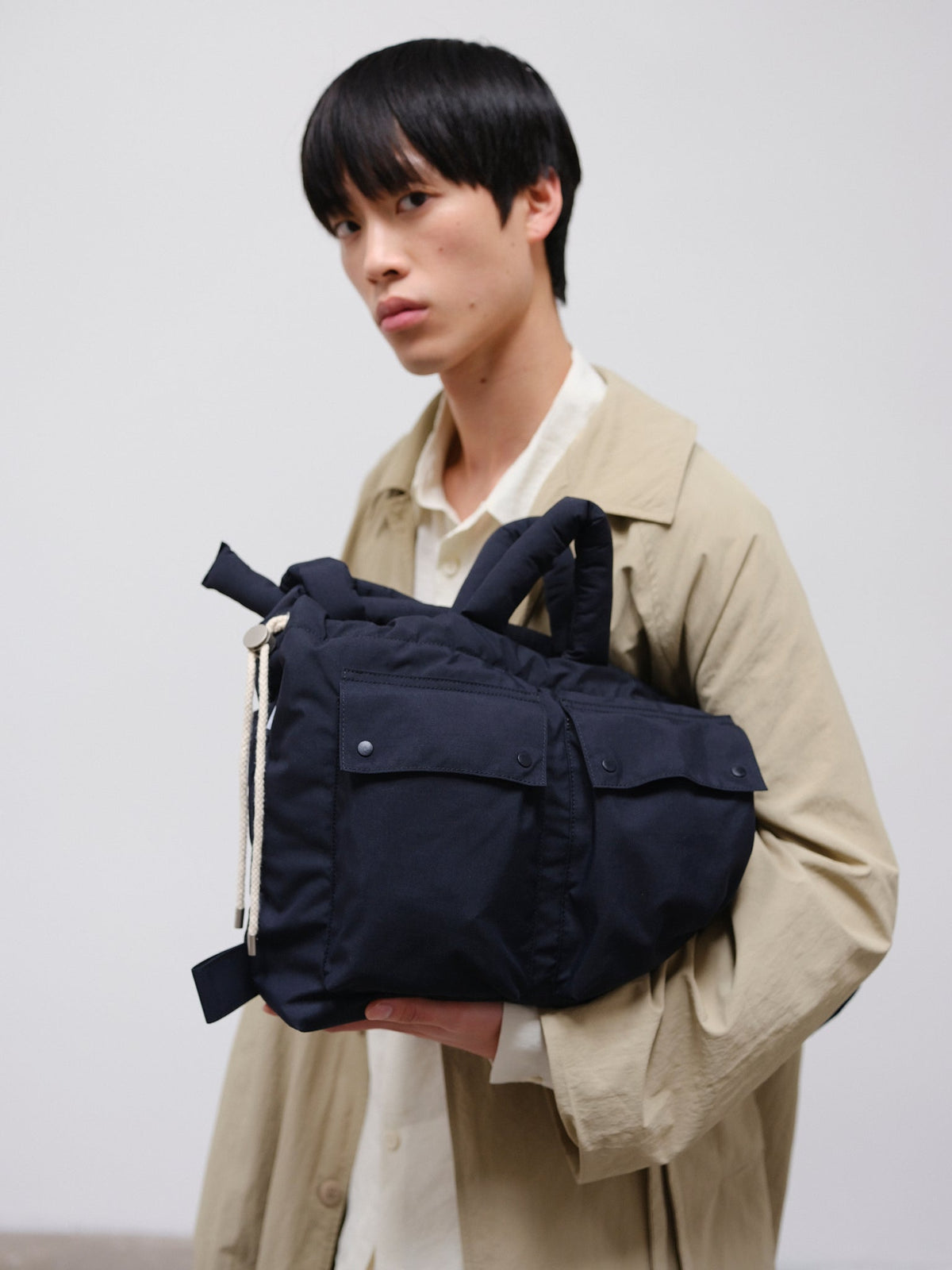 Sac matelassé inspiré de l'imperméable, deux grandes poches, sac à main, porté croisé ou sac à dos