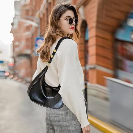 Sac bandoulière croissant noir, aspect cuir lisse