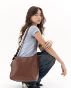 Sac hobo noir à épaule, boucle dorée, aspect cuir lisse