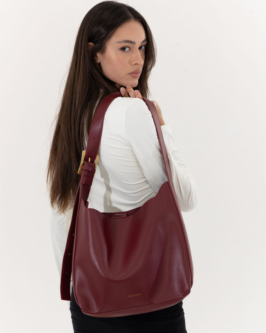 Sac hobo noir à épaule, boucle dorée, aspect cuir lisse