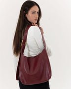 Sac hobo noir à épaule, boucle dorée, aspect cuir lisse