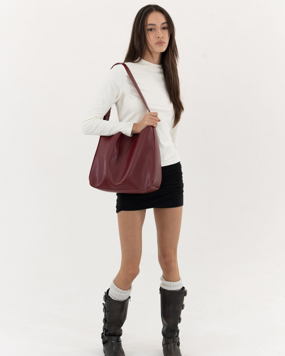 Sac hobo noir à épaule, boucle dorée, aspect cuir lisse