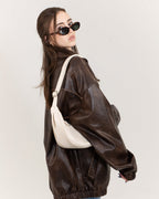 Sac bandoulière croissant noir, aspect cuir lisse