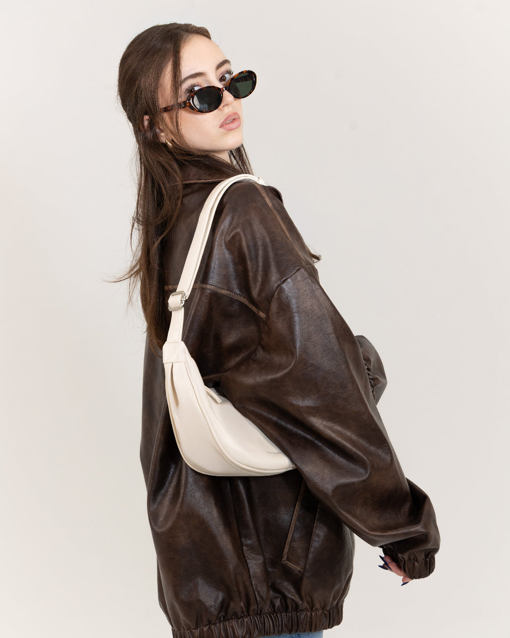 Sac bandoulière croissant noir, aspect cuir lisse