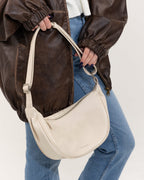 Sac bandoulière croissant noir, aspect cuir lisse