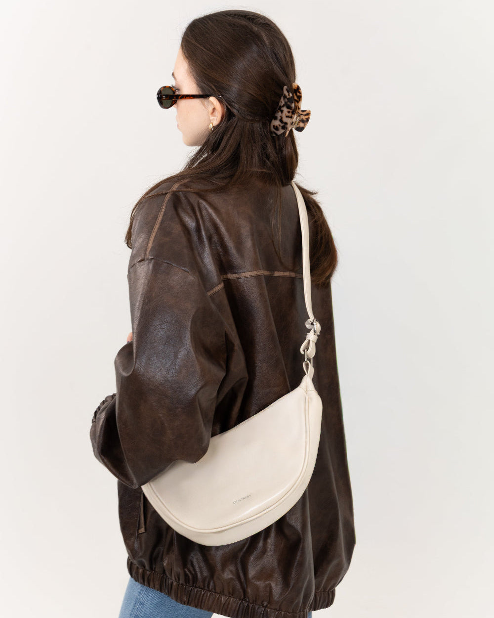 Sac bandoulière croissant noir, aspect cuir lisse