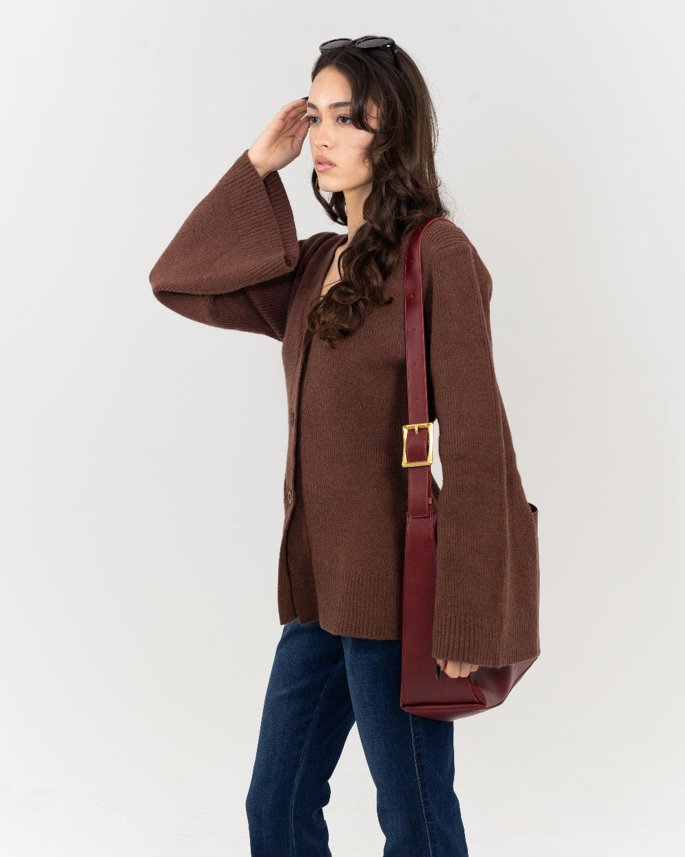 Sac hobo noir à épaule, boucle dorée, aspect cuir lisse