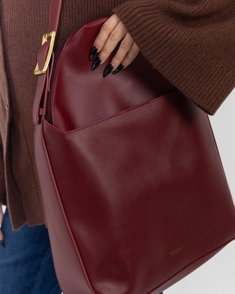Sac hobo noir à épaule, boucle dorée, aspect cuir lisse