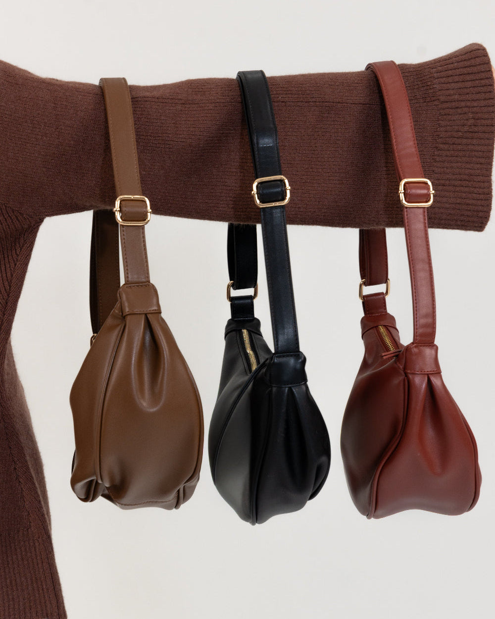 Sac bandoulière croissant noir, aspect cuir lisse