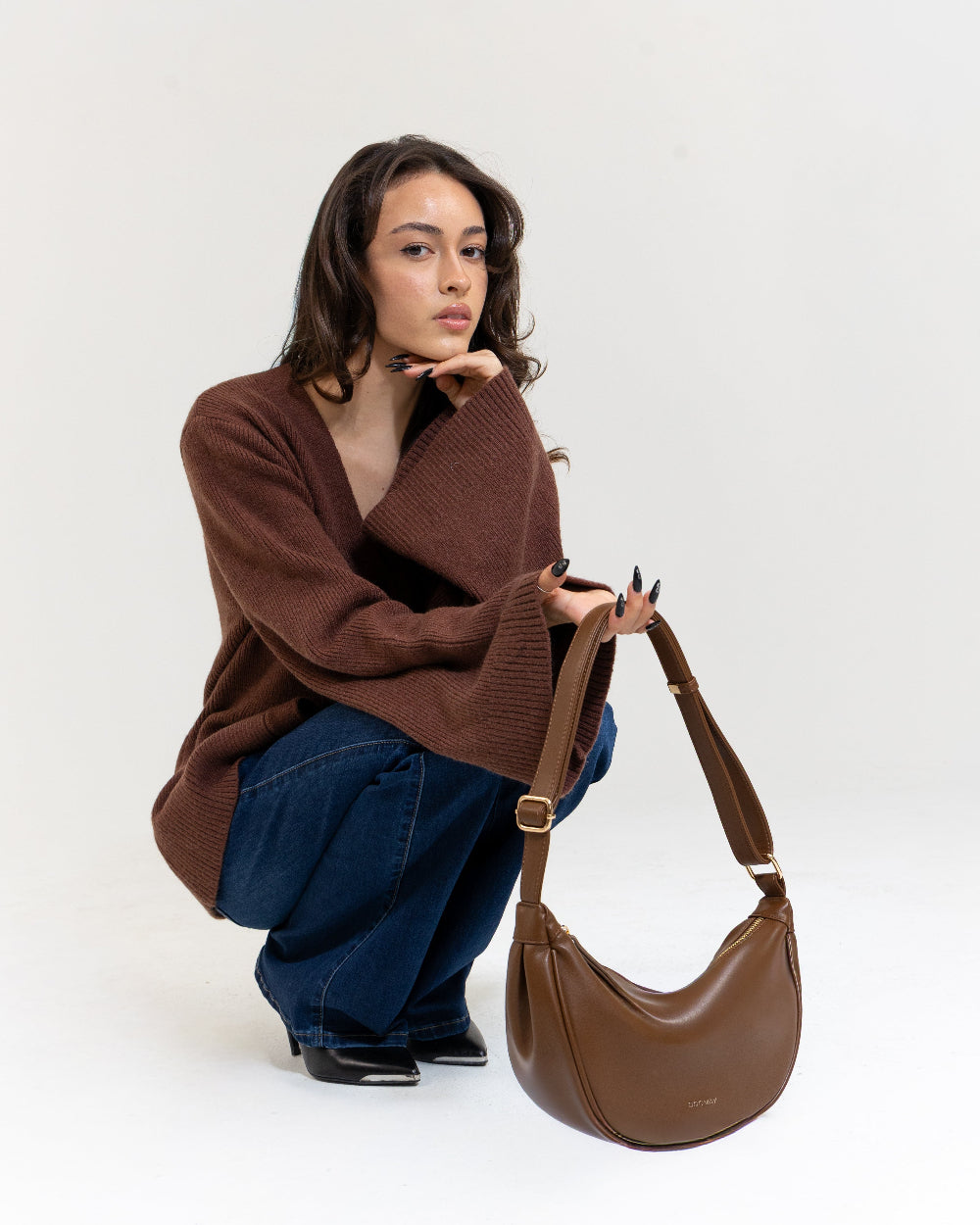 Sac bandoulière croissant noir, aspect cuir lisse