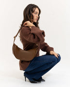 Sac bandoulière croissant noir, aspect cuir lisse