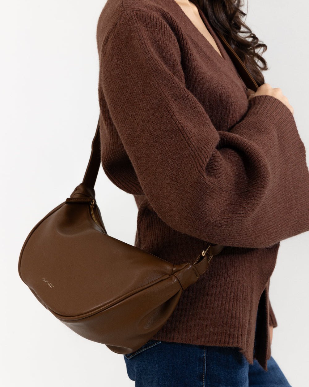 Sac bandoulière croissant noir, aspect cuir lisse