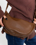 Sac bandoulière croissant noir, aspect cuir lisse