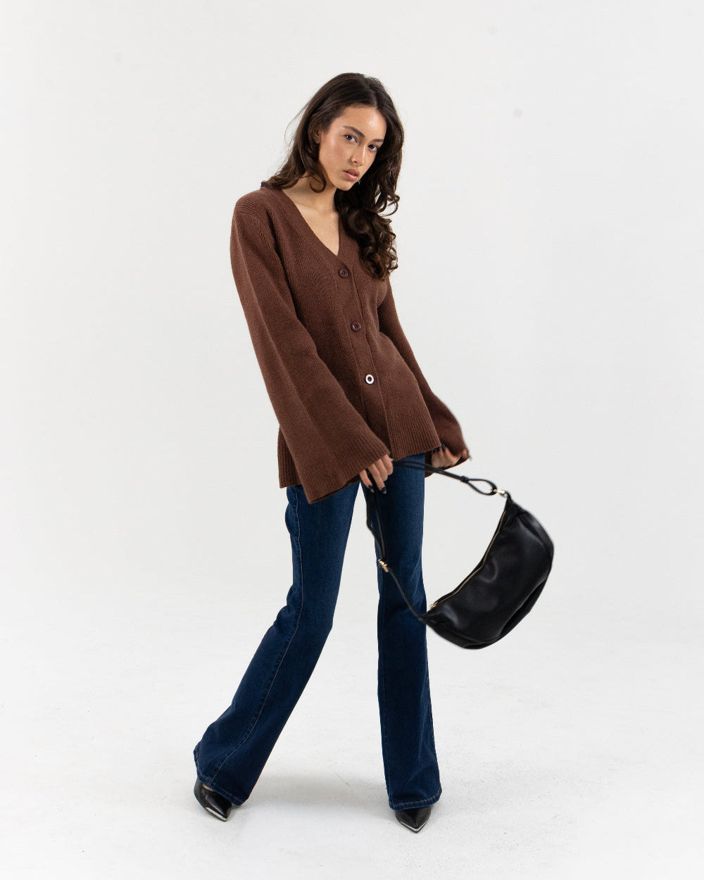 Sac bandoulière croissant noir, aspect cuir lisse
