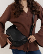 Sac bandoulière croissant noir, aspect cuir lisse