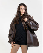 Sac hobo noir à épaule, boucle dorée, aspect cuir lisse