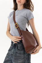 Sac hobo noir à épaule, boucle dorée, aspect cuir lisse