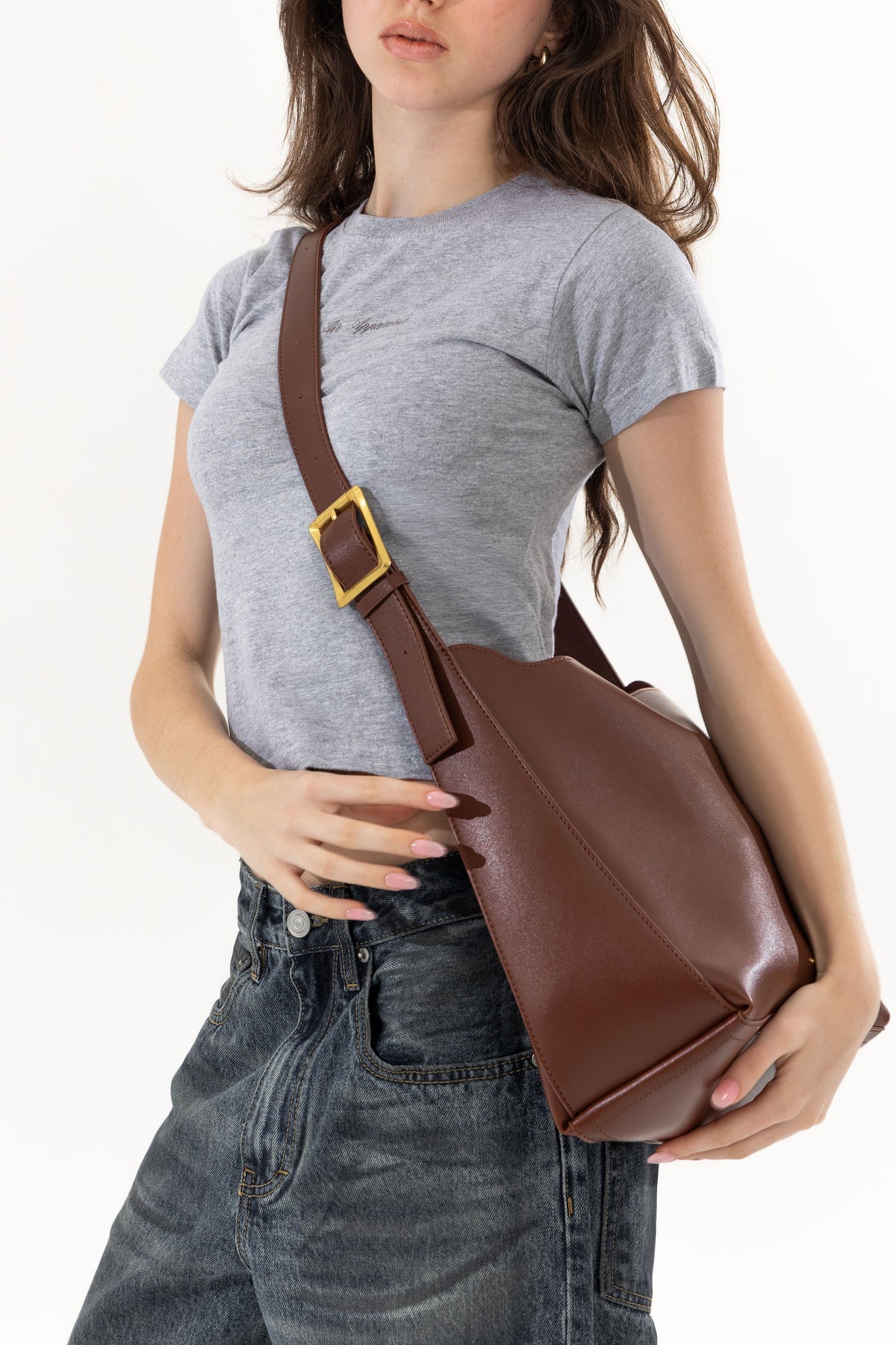 Sac hobo noir à épaule, boucle dorée, aspect cuir lisse