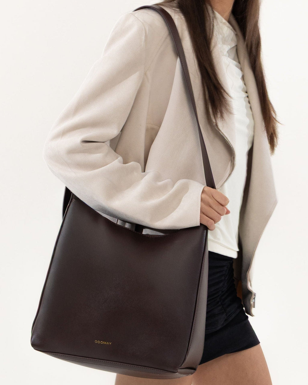 Sac hobo noir à épaule, boucle dorée, aspect cuir lisse