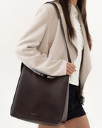 Sac hobo noir à épaule, boucle dorée, aspect cuir lisse