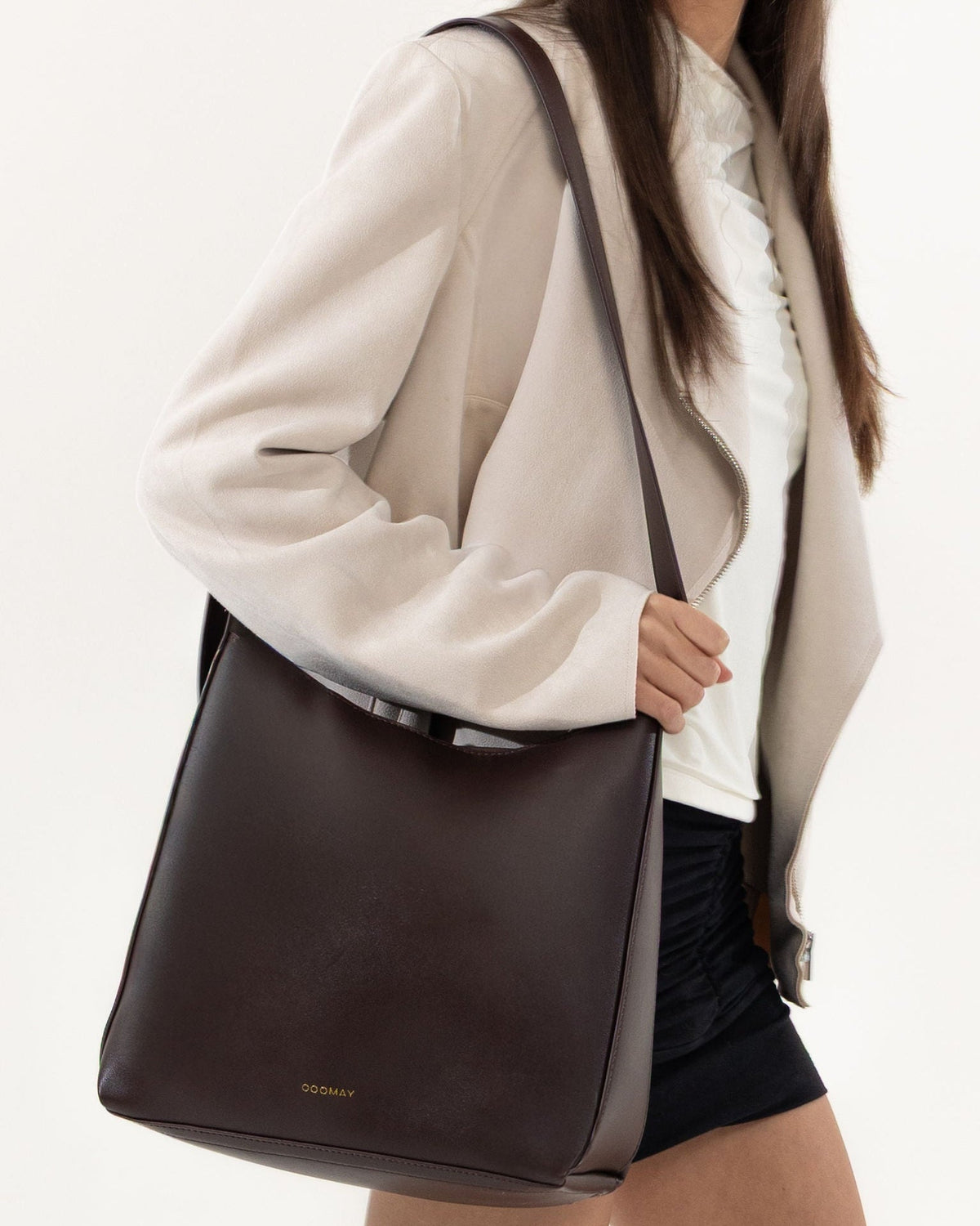 Sac hobo noir à épaule, boucle dorée, aspect cuir lisse