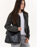 Sac hobo noir à épaule, boucle dorée, aspect cuir lisse