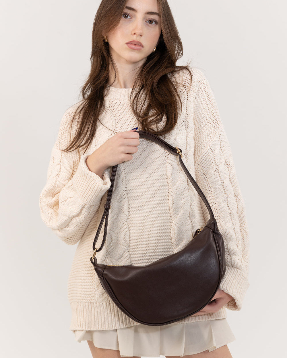 Sac bandoulière croissant noir, aspect cuir lisse